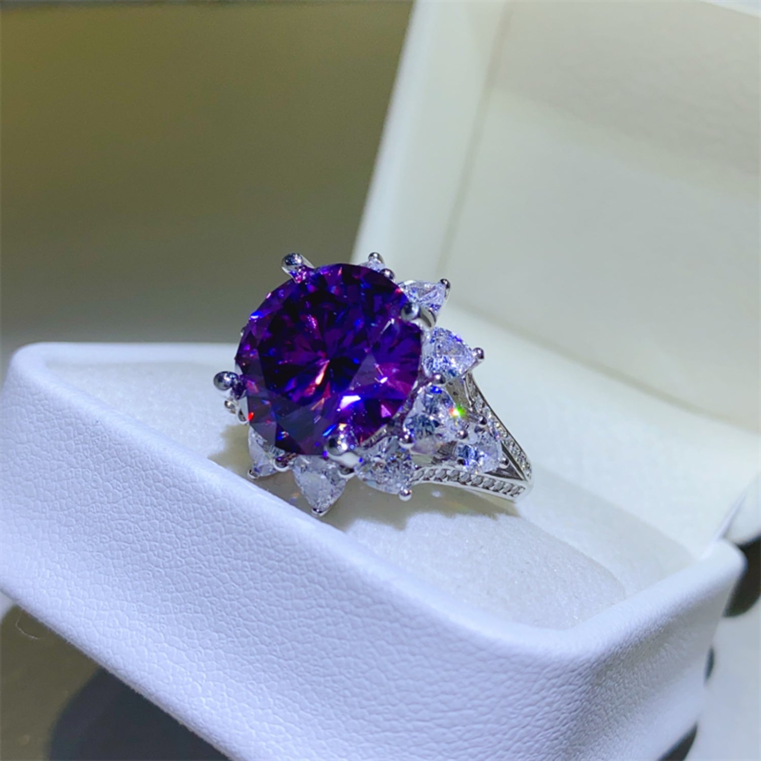 10 Carat Moissanite Flower Ring in 925 Sterling Silver - Elegant Floral Design - Shopthatapp.ca