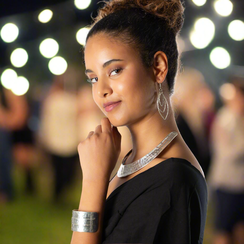 Beaten Metal Collar Necklace - Silver Colour - Shopthatapp.ca