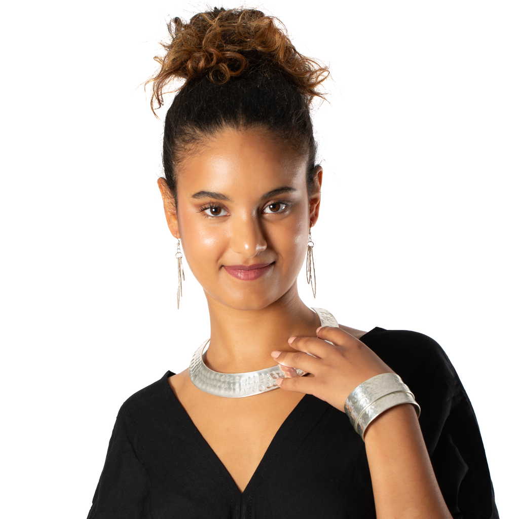 Beaten Metal Collar Necklace - Silver Colour - Shopthatapp.ca