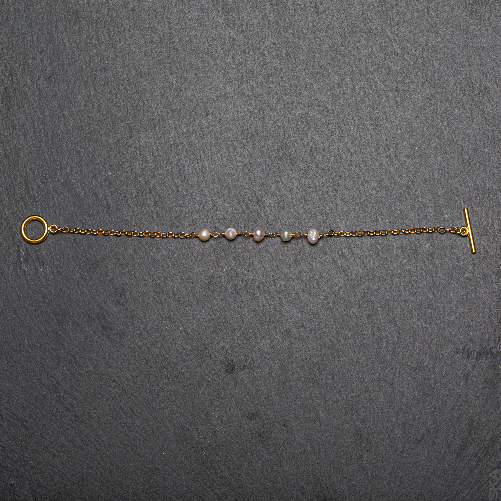 Delicate Gold Plate Pearl Bracelet with Chain Design - Shopthatapp.ca