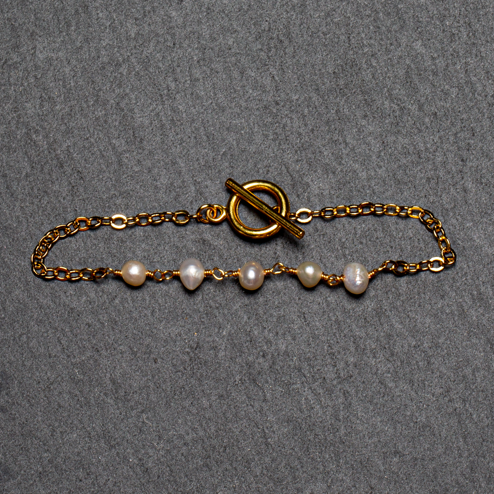Delicate Gold Plate Pearl Bracelet with Chain Design - Shopthatapp.ca