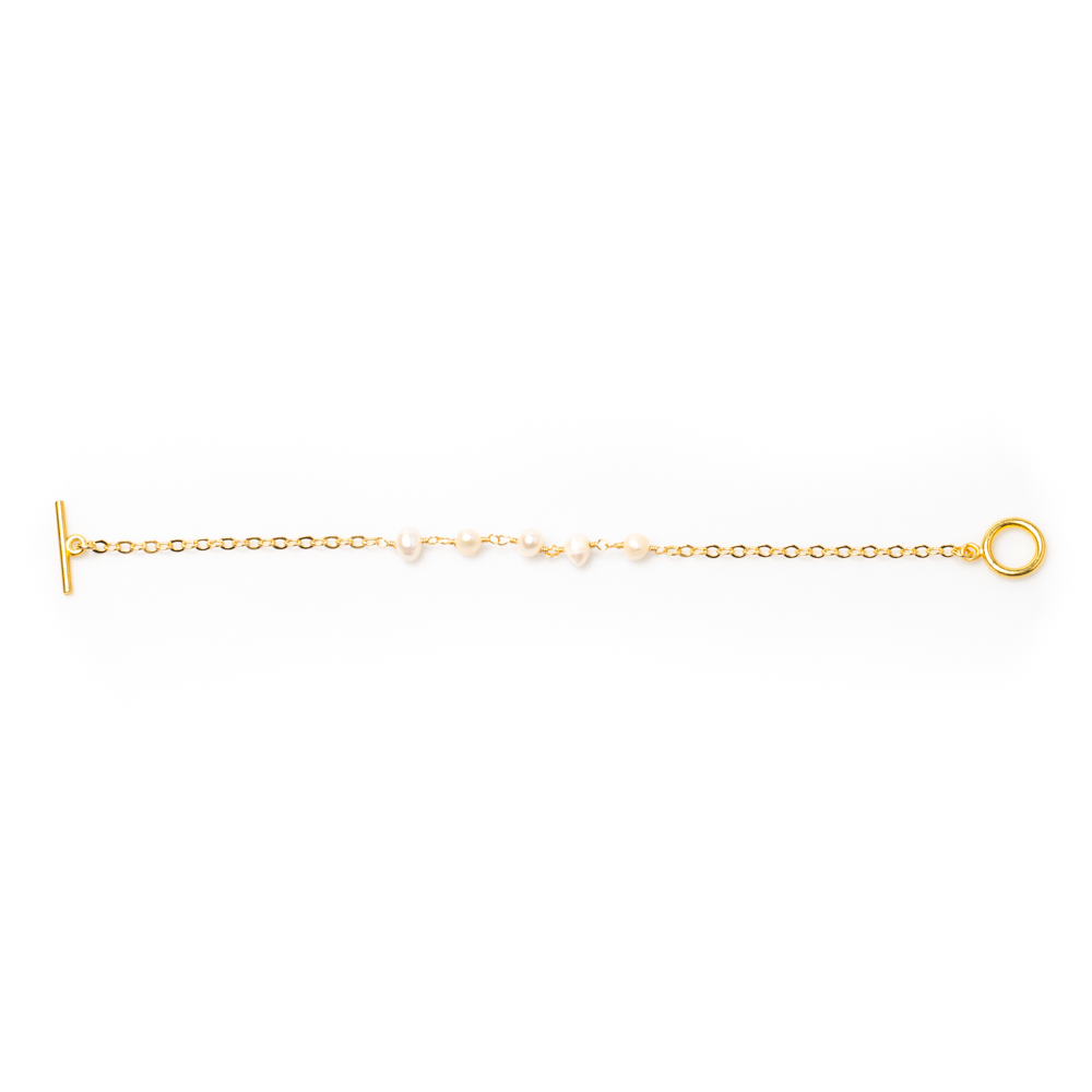 Delicate Gold Plate Pearl Bracelet with Chain Design - Shopthatapp.ca