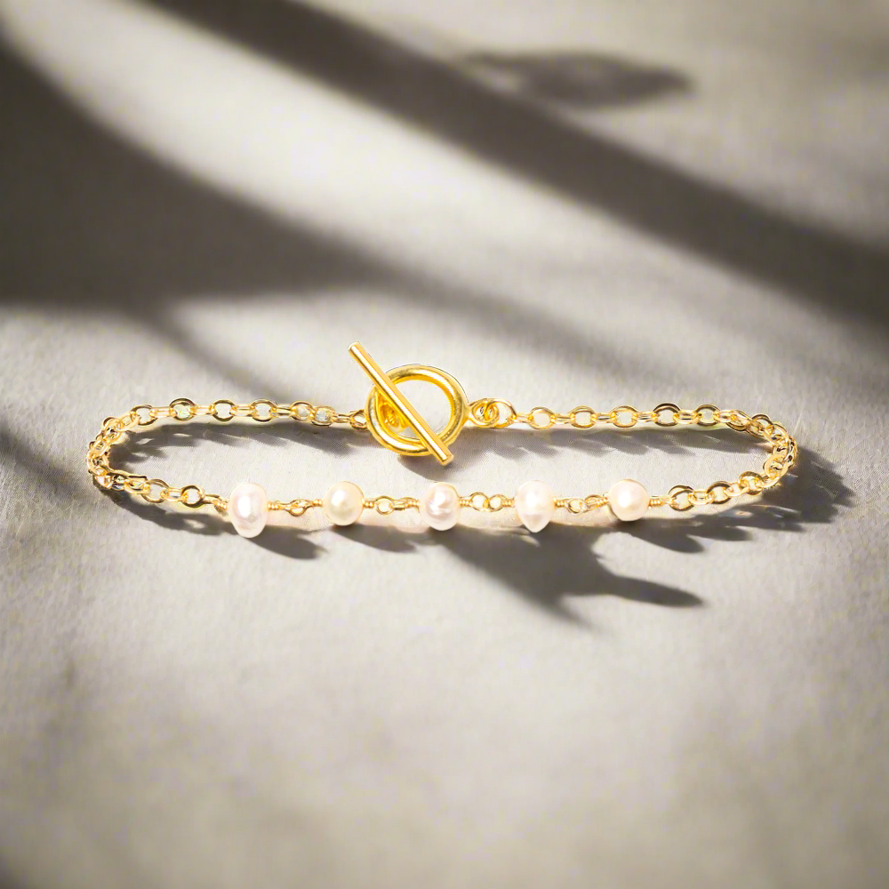 Delicate Gold Plate Pearl Bracelet with Chain Design - Shopthatapp.ca