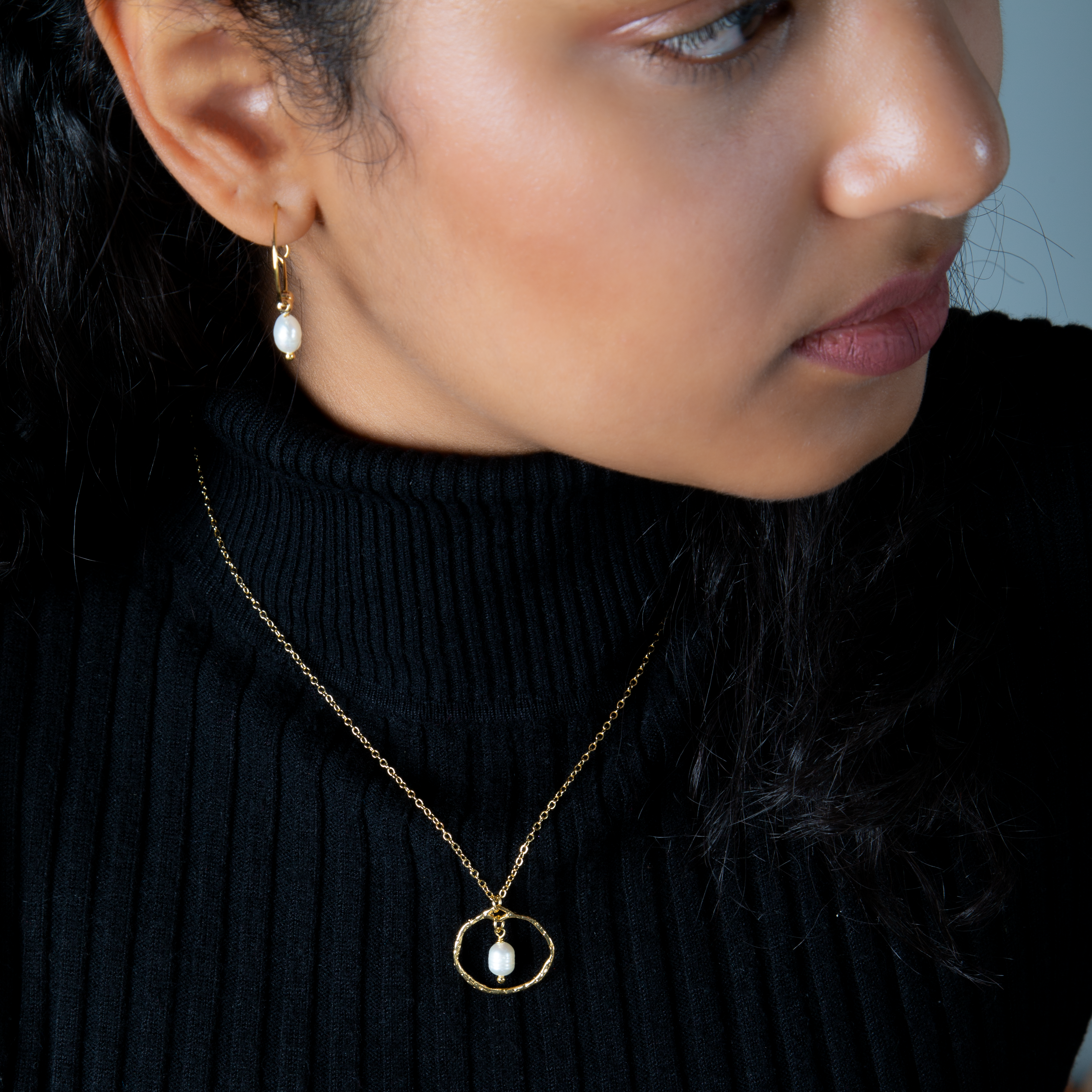 Simple Gold Pearl Necklace with Ring Detail for Elegant Style - Shopthatapp.ca