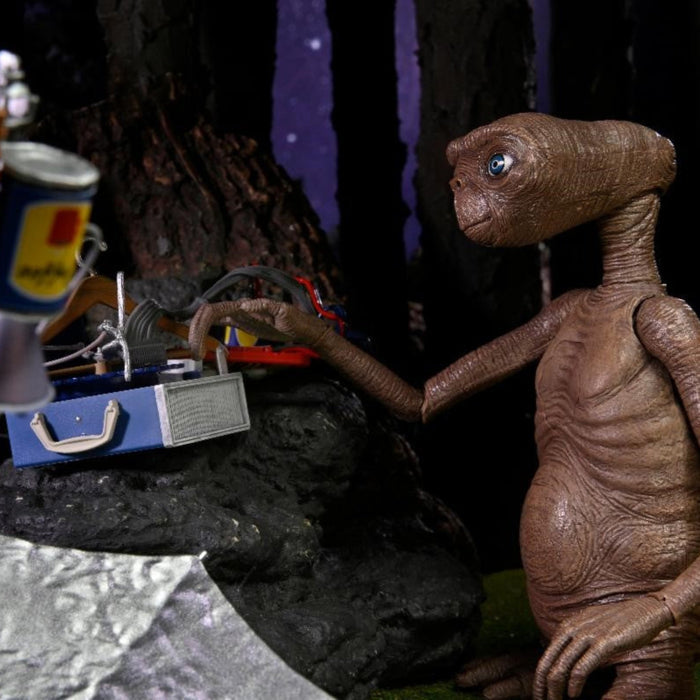NECA 40th Anniversary Ultimate Deluxe E.T. with LED Light-up Chest - Www.Shopthatapp.ca