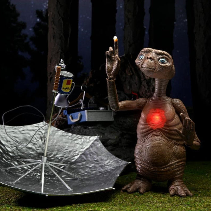 NECA 40th Anniversary Ultimate Deluxe E.T. with LED Light-up Chest - Www.Shopthatapp.ca