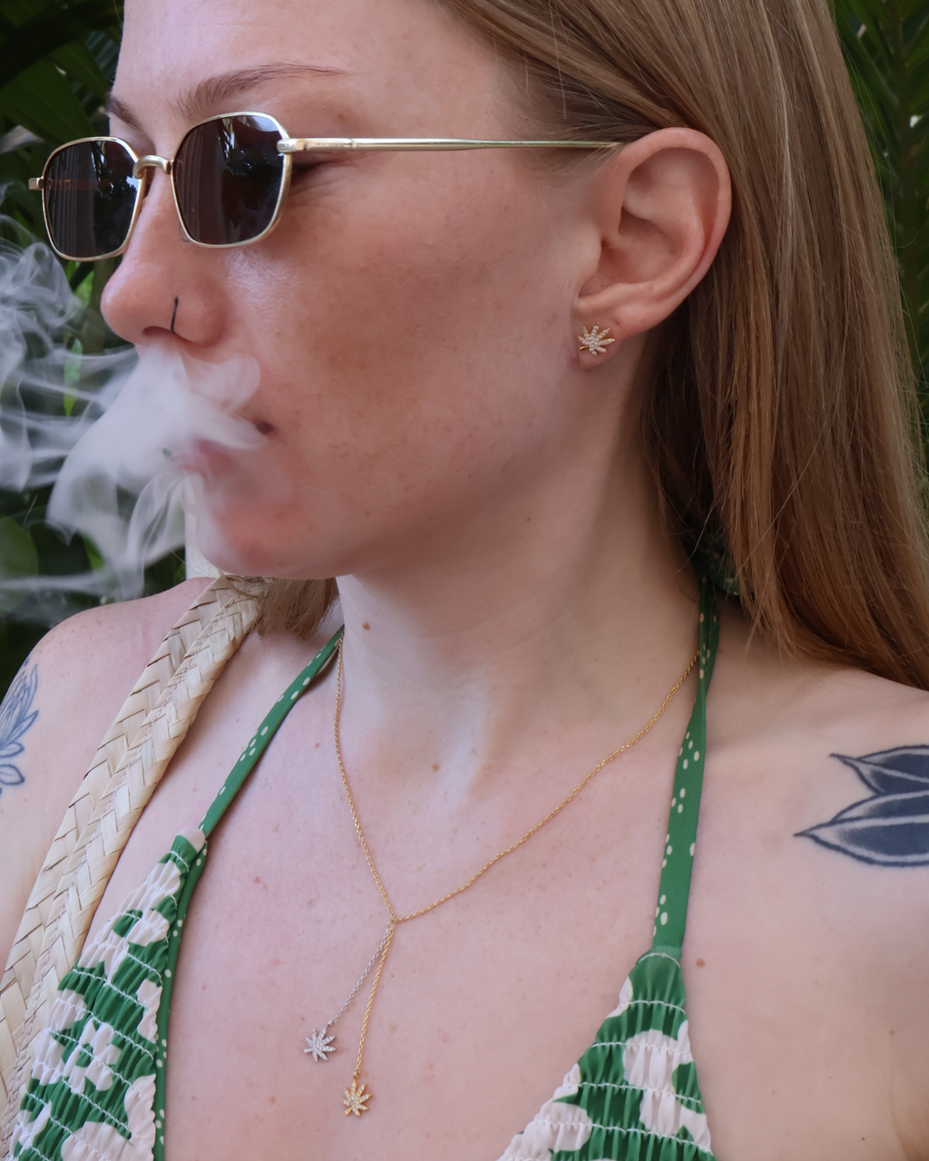 18K GOLD CANNABIS LEAF EARRING - Shopthatapp.ca