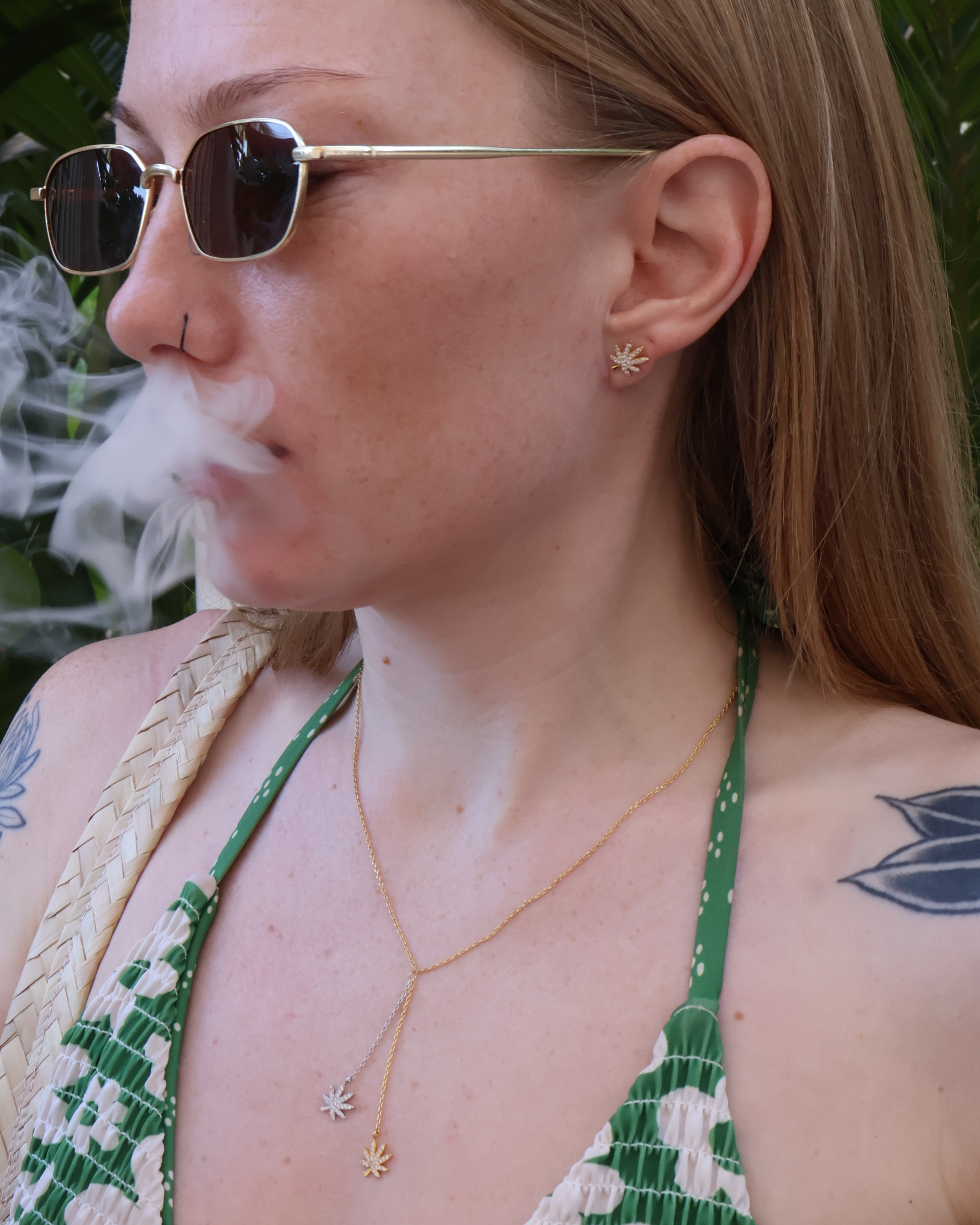 18K GOLD CANNABIS LEAF EARRING - Shopthatapp.ca