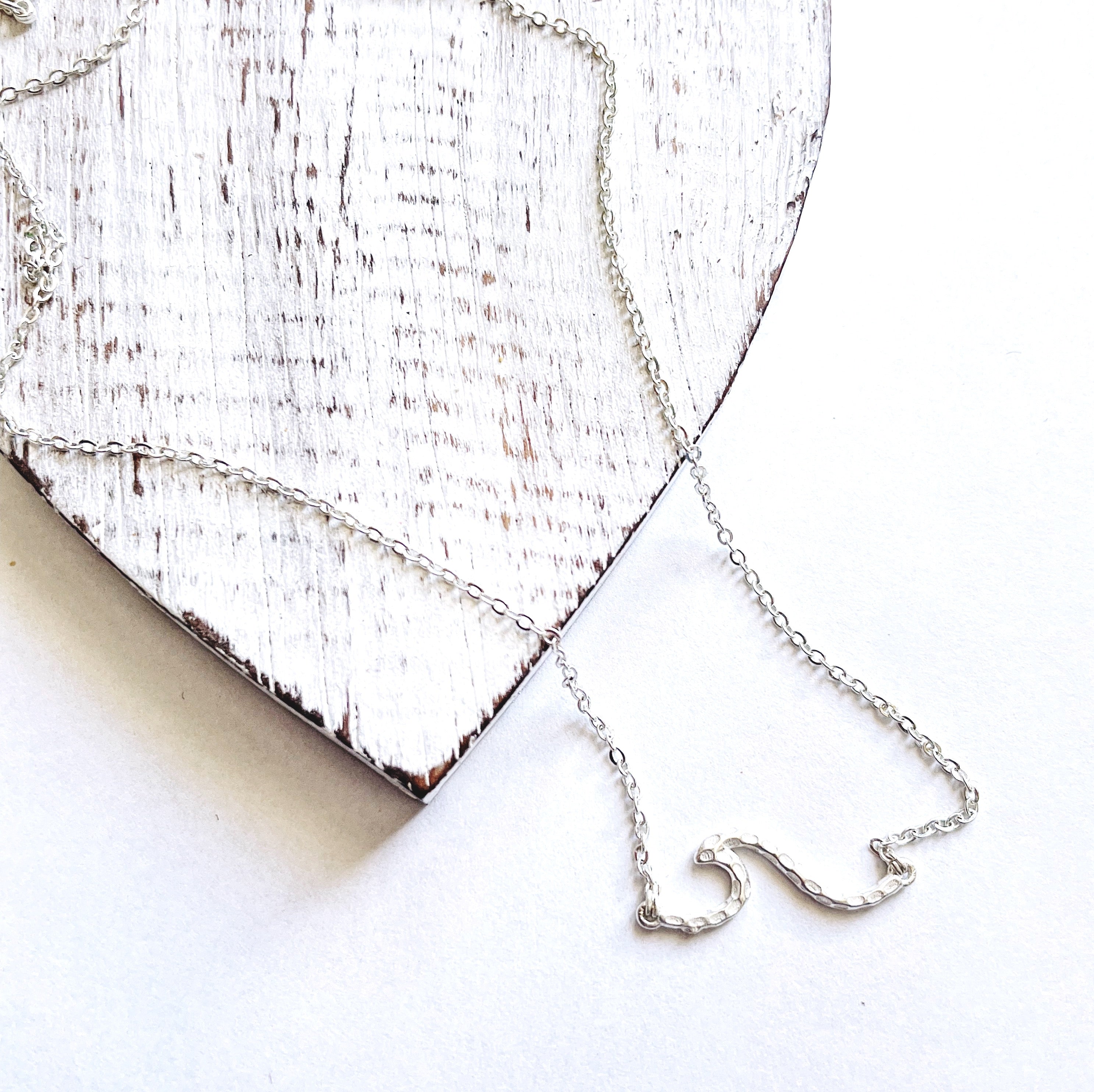 Chainlink Necklace Wave Pendant in Silver Plate - Shopthatapp.ca