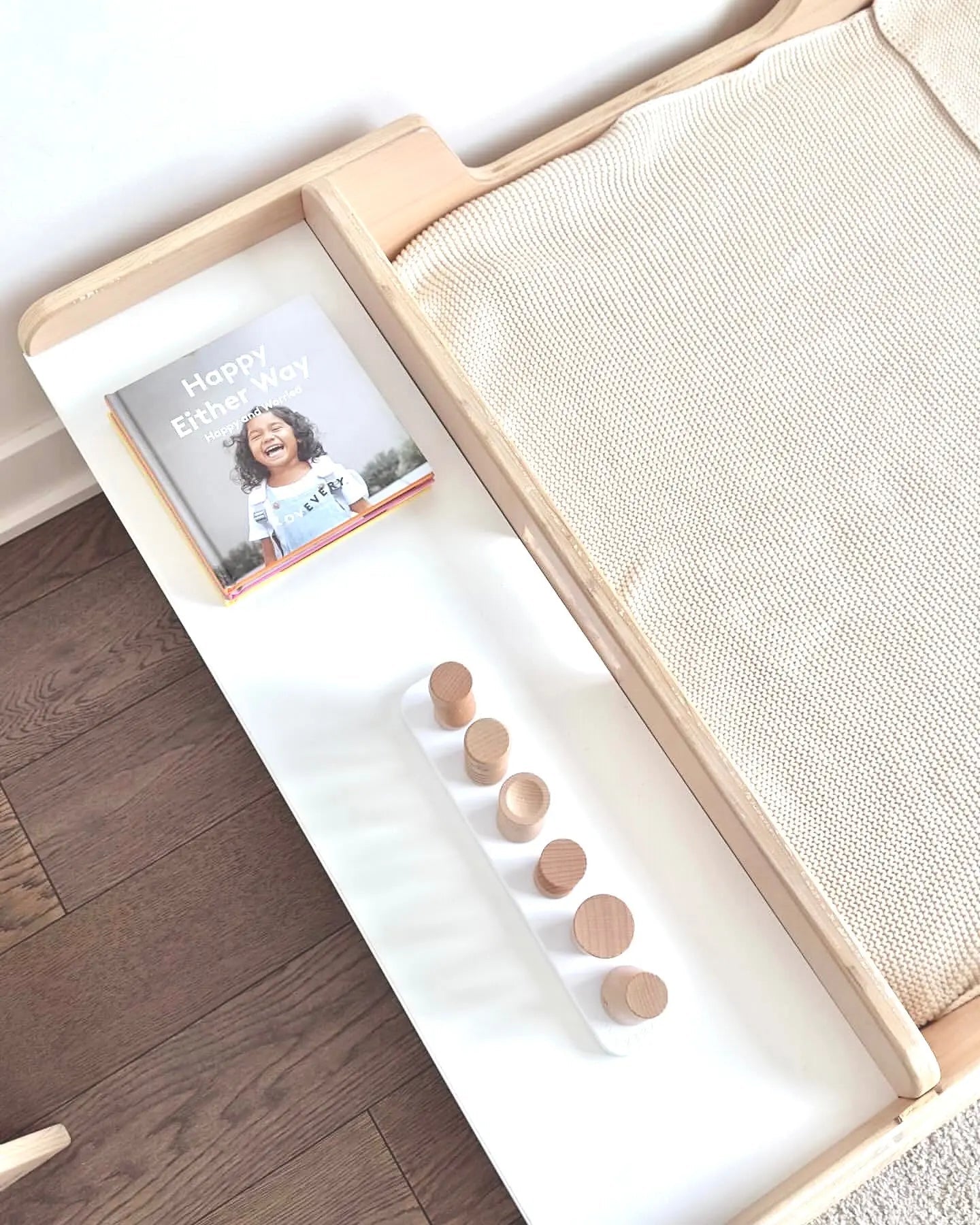 APPLE CRIB - Montessori Floor Bed with Rails & Shelves for Safe Sleep and Easy Access - Shopthatapp.ca