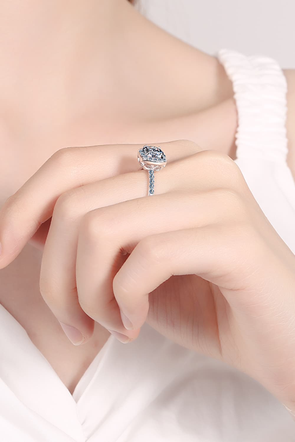 2 Carat Moissanite Halo Ring with Square Design - Shopthatapp.ca
