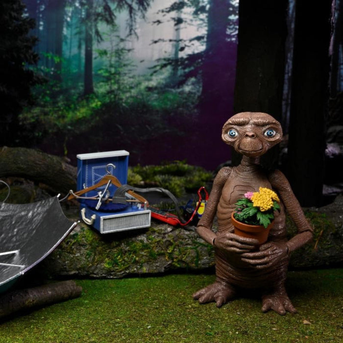 NECA 40th Anniversary Ultimate Deluxe E.T. with LED Light-up Chest - Www.Shopthatapp.ca