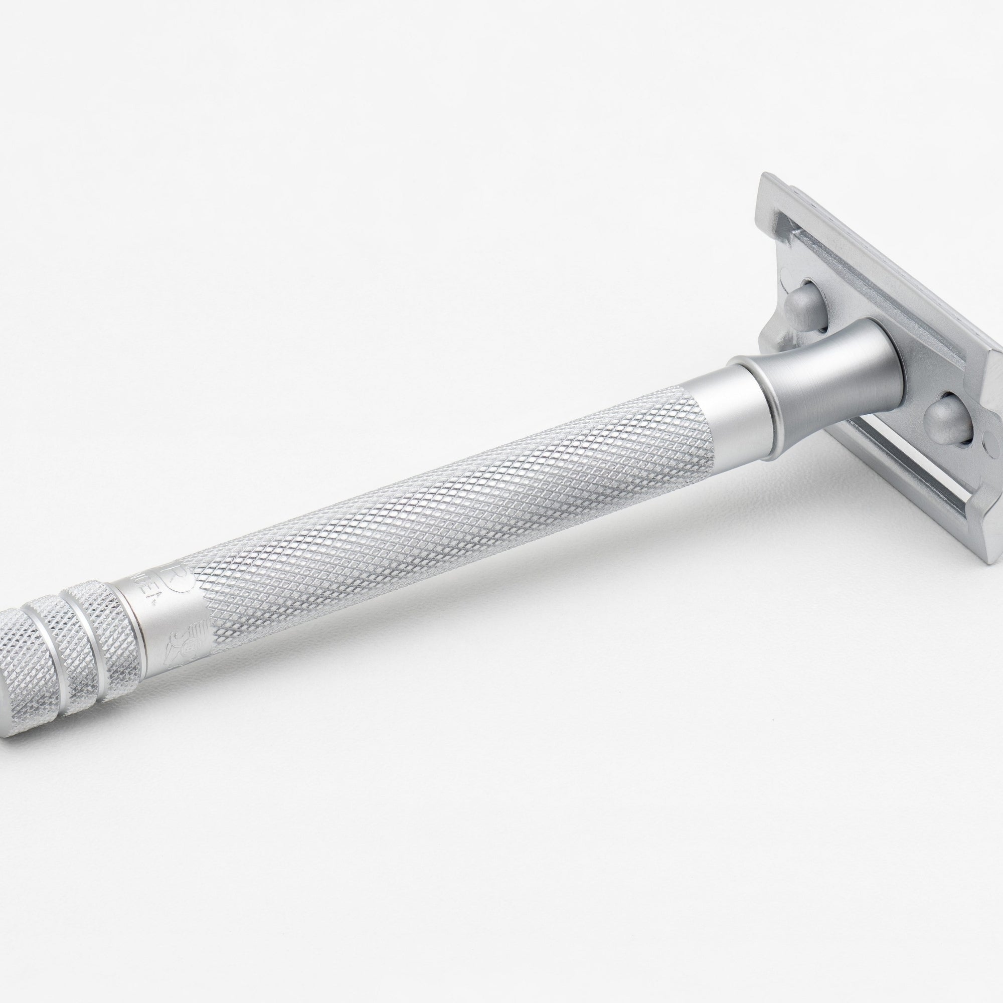 Merkur Safety Razor - 3-Piece DE with Closed Comb, Knurled Extra Long Handle in Matte Chrome