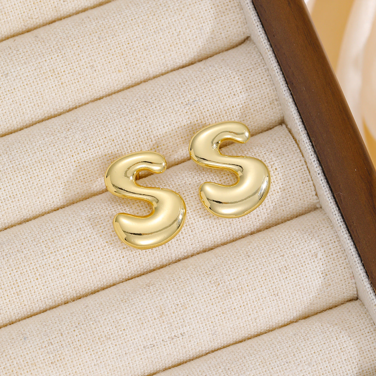 18K Gold Bubble Letter Earrings - Chic & Personalized Stud Style - Shopthatapp.ca