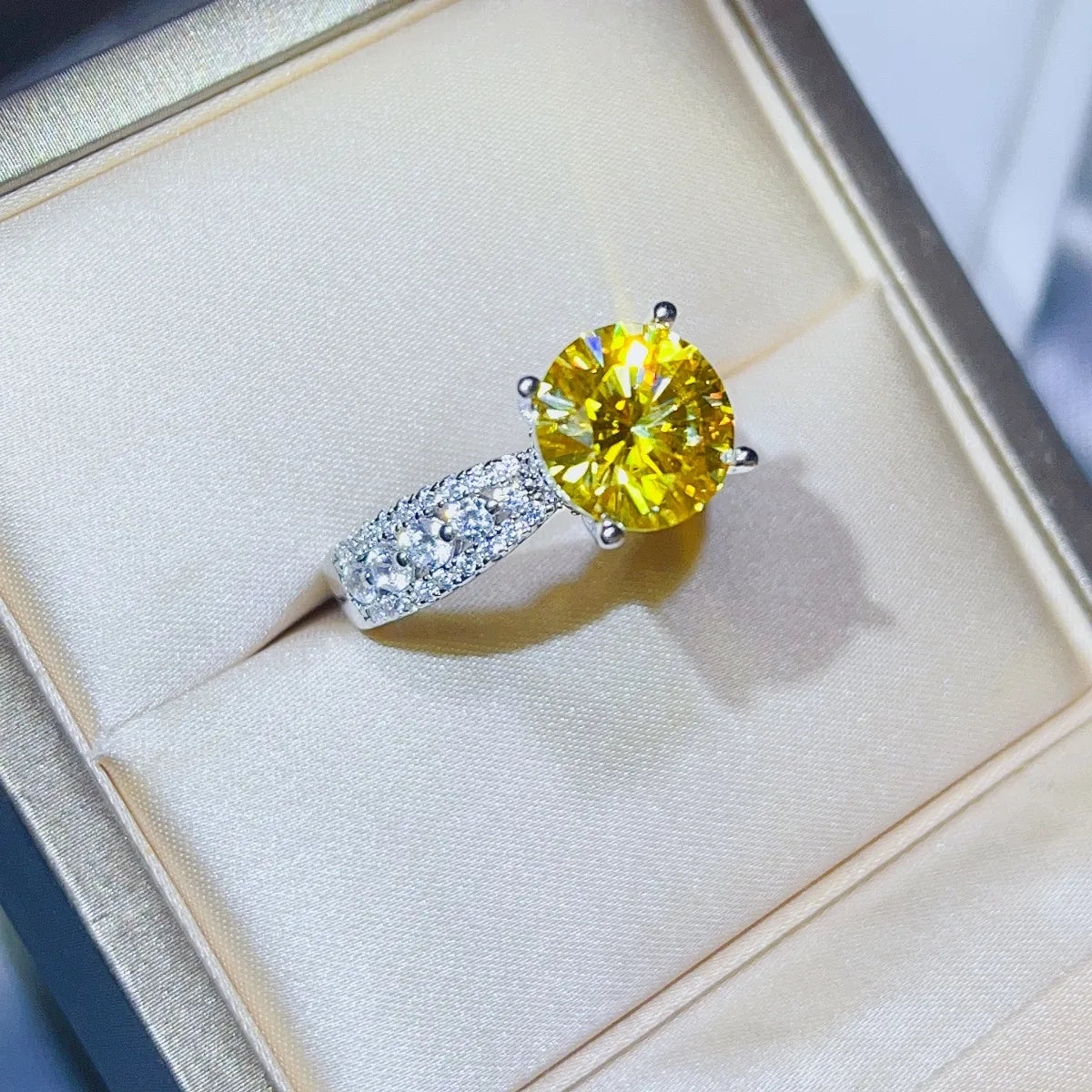 3 Carat Moissanite Ring in 925 Sterling Silver - Stunning Elegance in Fine Jewelry - Shopthatapp.ca