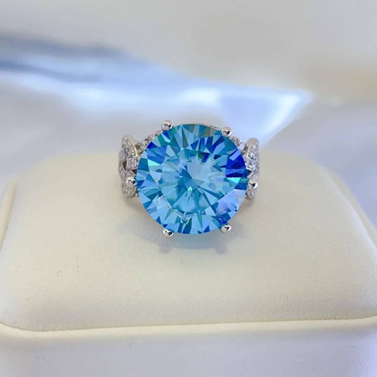 10 Carat Moissanite Ring in 925 Sterling Silver - Shopthatapp.ca