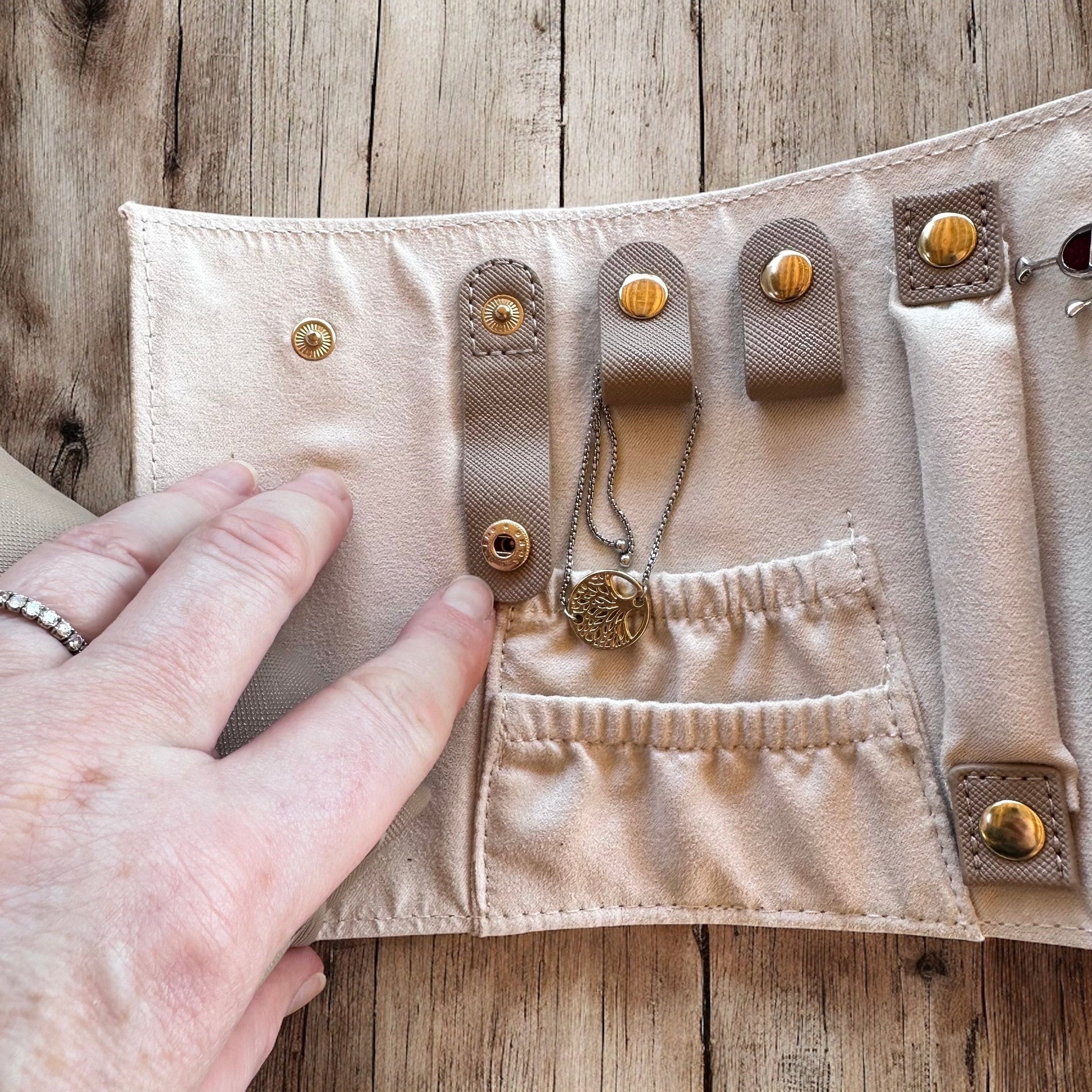 Travel Jewellery Case - Ultimate Organizer for Your Precious Accessories - Shopthatapp.ca