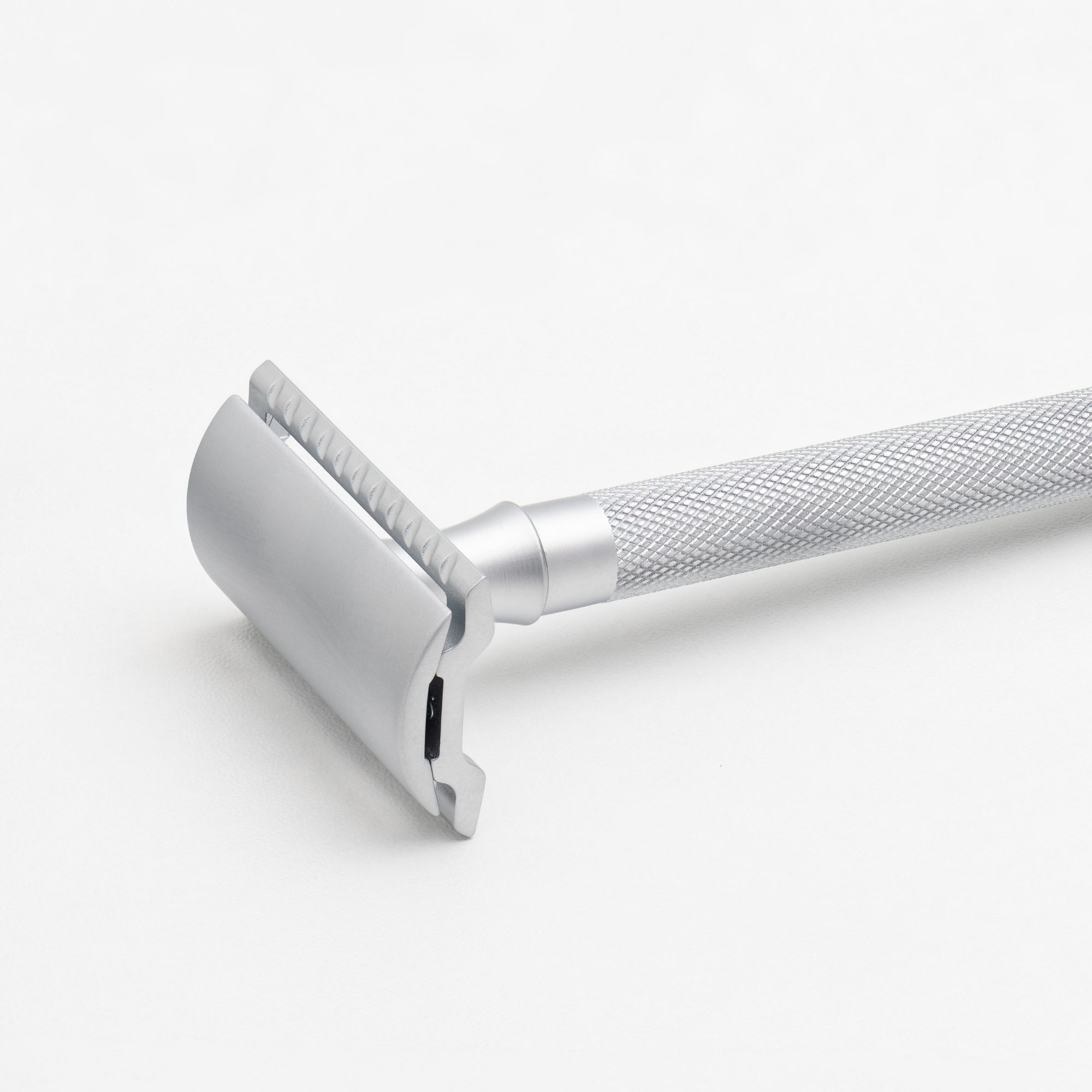 Merkur Safety Razor - 3-Piece DE with Closed Comb, Knurled Extra Long Handle in Matte Chrome