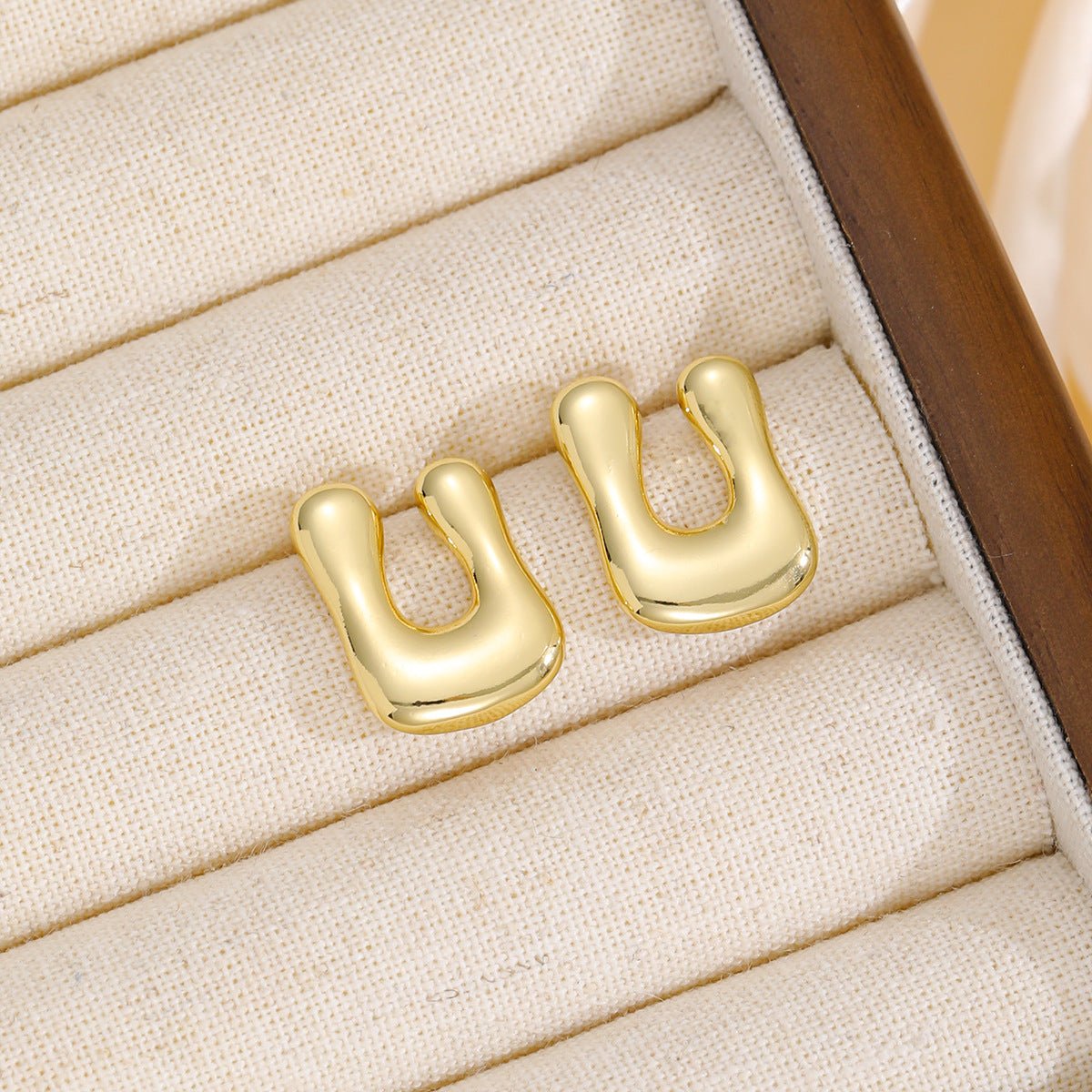 18K Gold Bubble Letter Earrings - Chic & Personalized Stud Style - Shopthatapp.ca