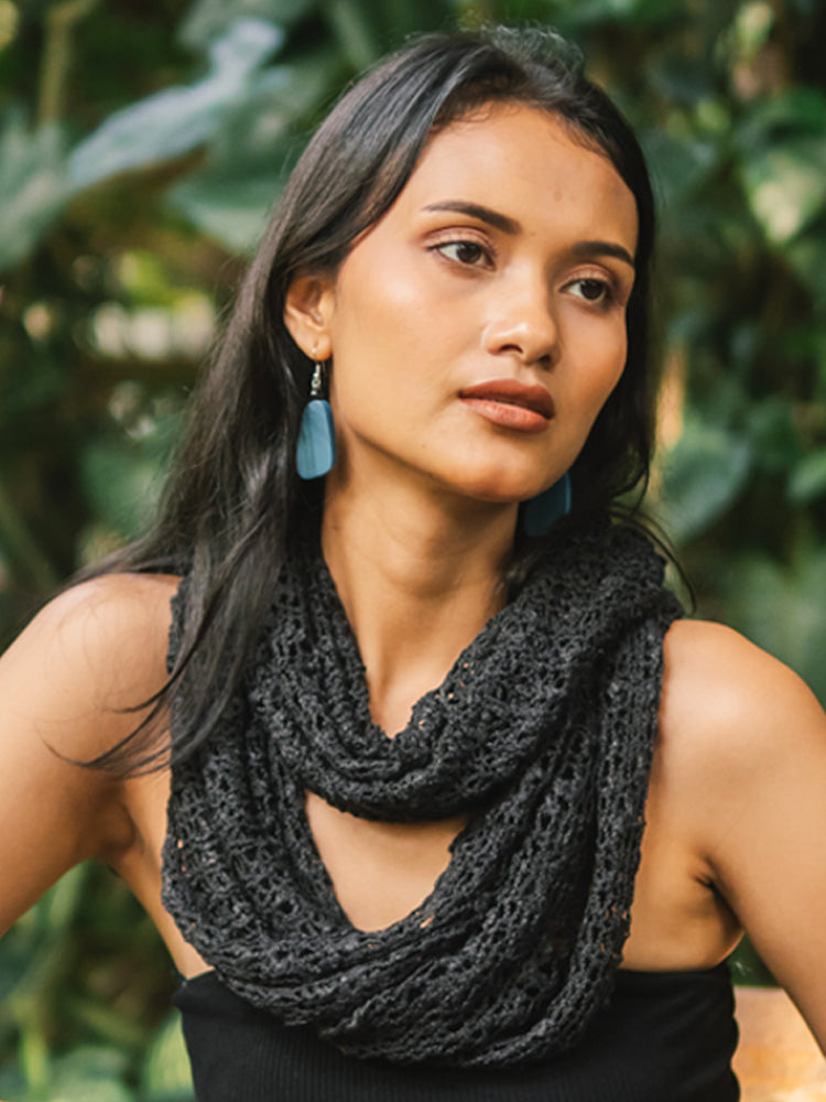 Black Popcorn Knit Infinity Scarf - Stylish and Warm Accessory - Shopthatapp.ca