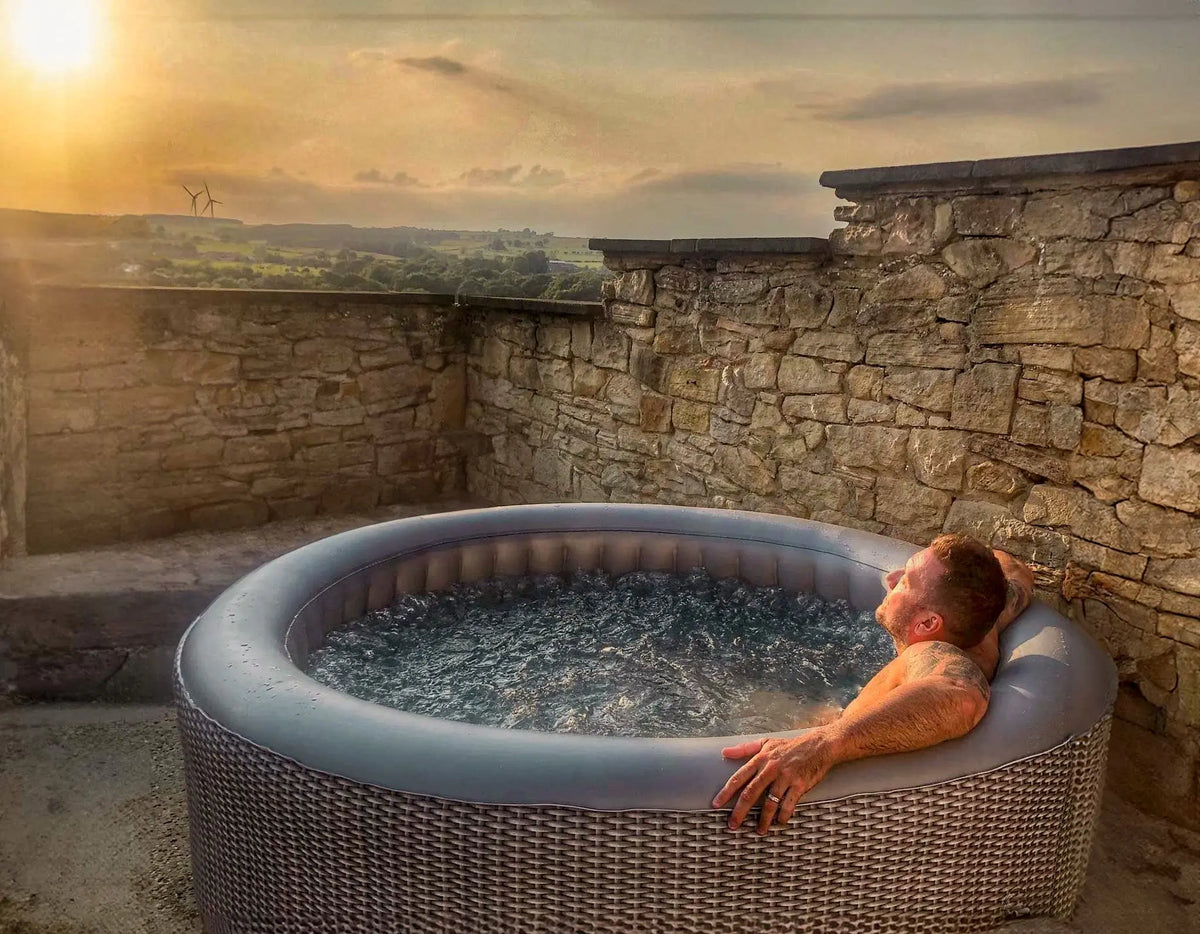 Zoppinh Wave Atlantic 4/6-person inflatable round hot tub with integrated heater, showing plush interior and durable exterior.
