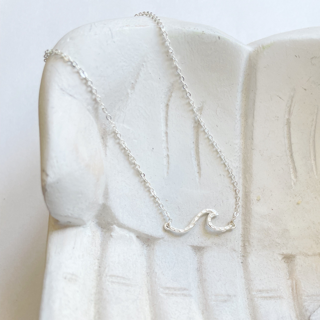 Chainlink Necklace Wave Pendant in Silver Plate - Shopthatapp.ca