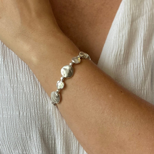 Beaten Disc Bracelet Silver Plate - Elegant Accessory for Any Occasion - Shopthatapp.ca