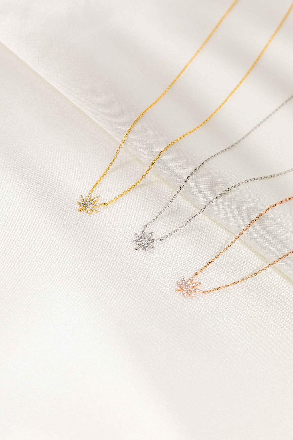 18K GOLD CANNABIS LEAF NECKLACE