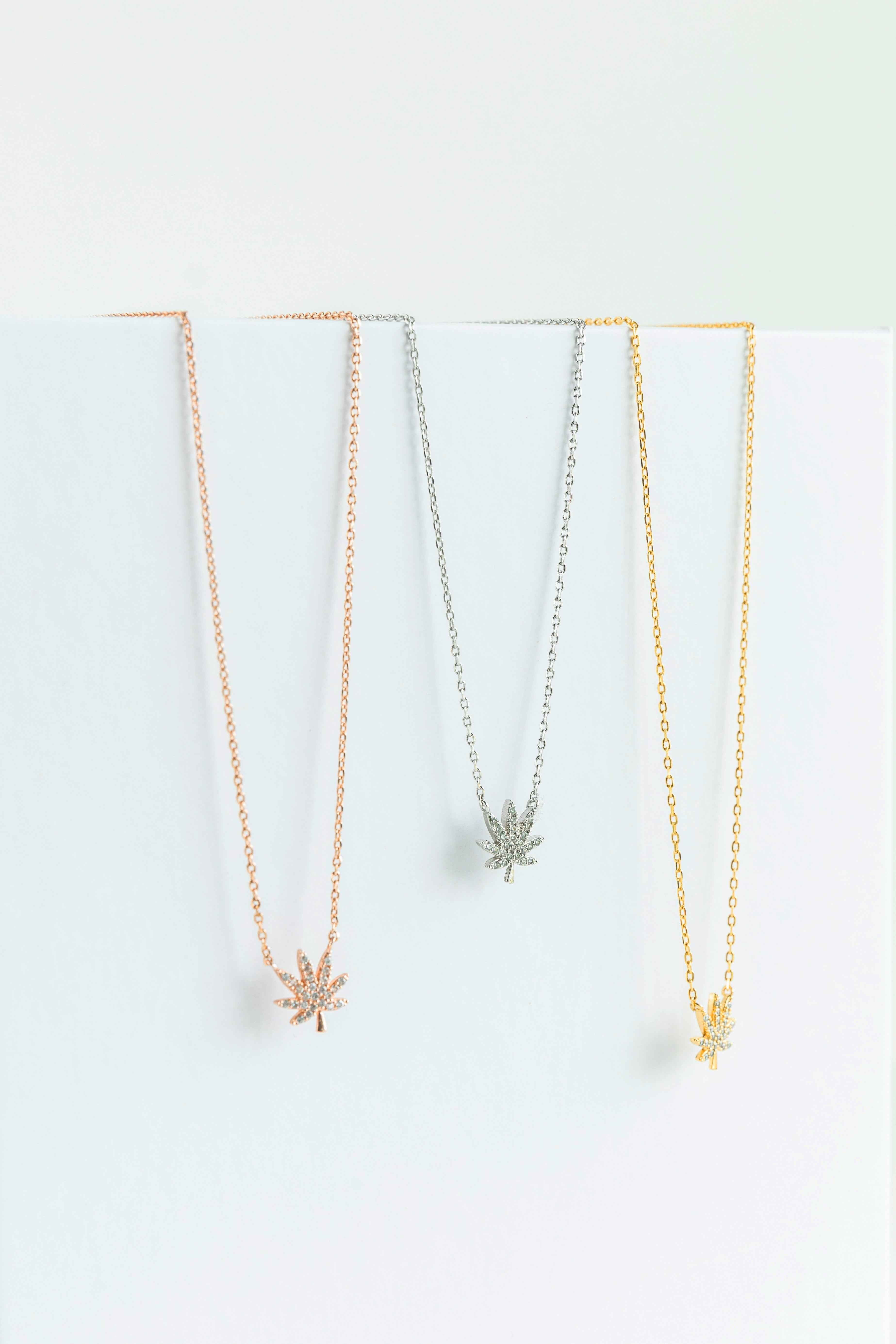 SILVER CANNABIS LEAF NECKLACE