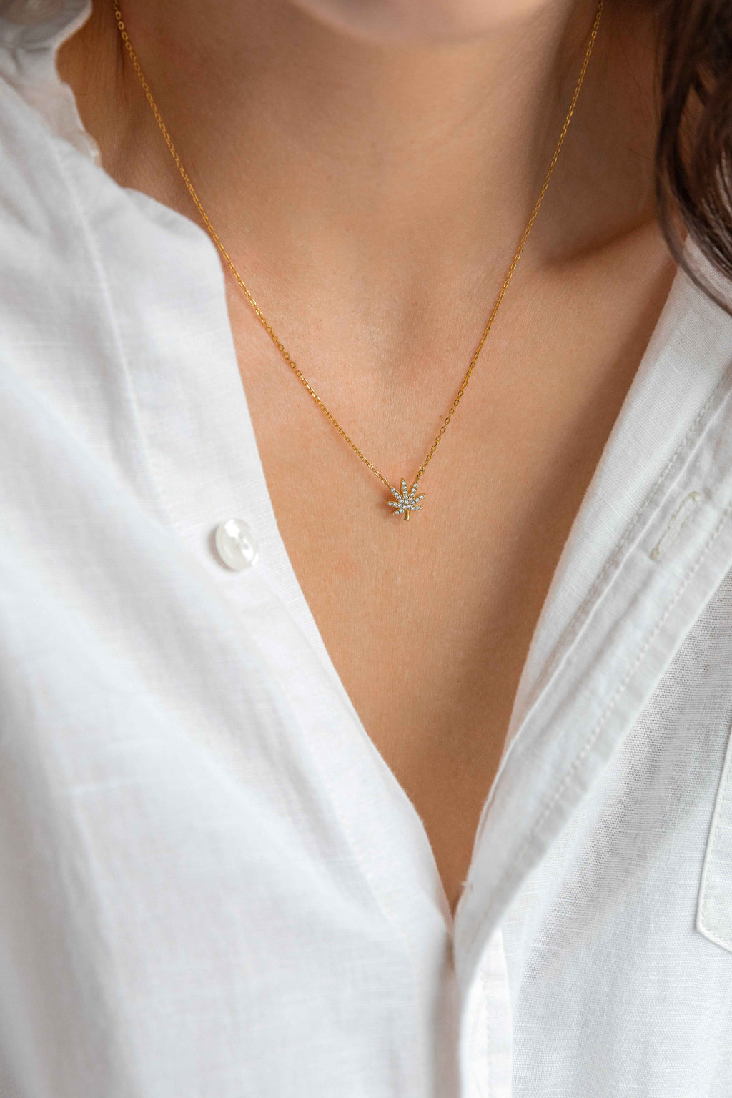 18K GOLD CANNABIS LEAF NECKLACE