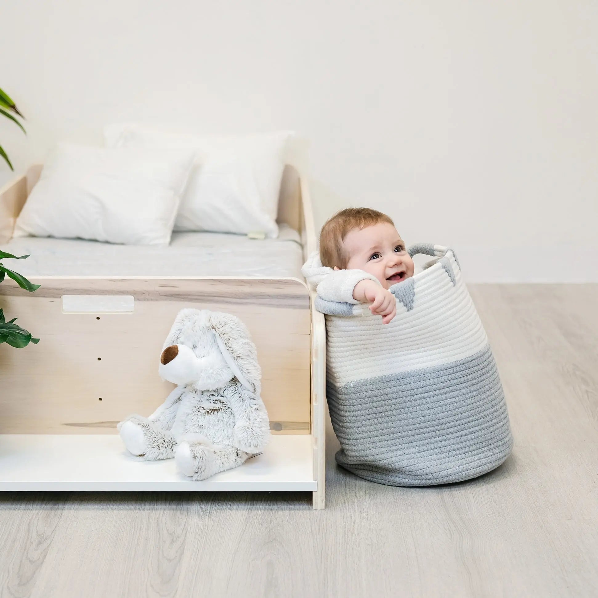 APPLE CRIB - Montessori Floor Bed with Rails & Shelves for Safe Sleep and Easy Access - Shopthatapp.ca