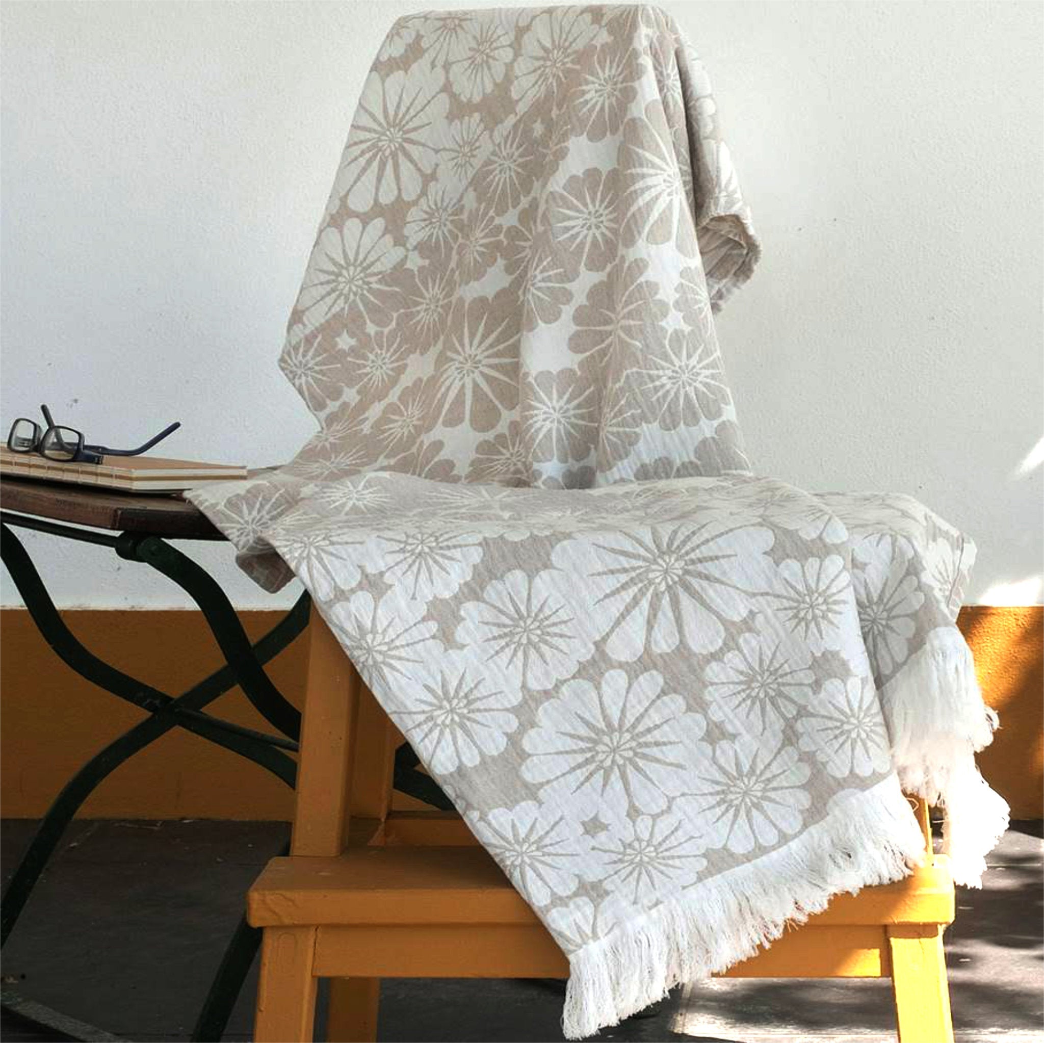 Wearable Bloom Pattern Throw (2 Colors) - Shopthatapp.ca