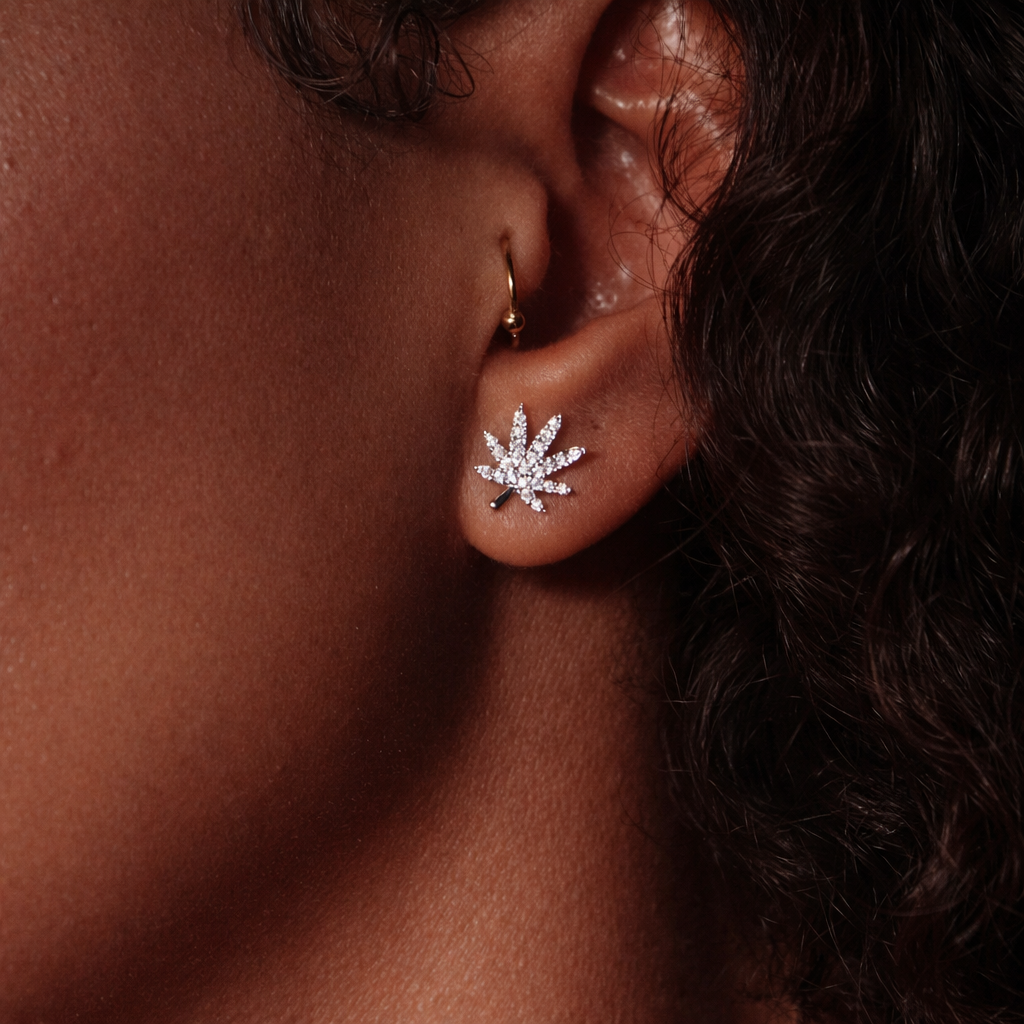 SILVER CANNABIS LEAF EARRING - Shopthatapp.ca