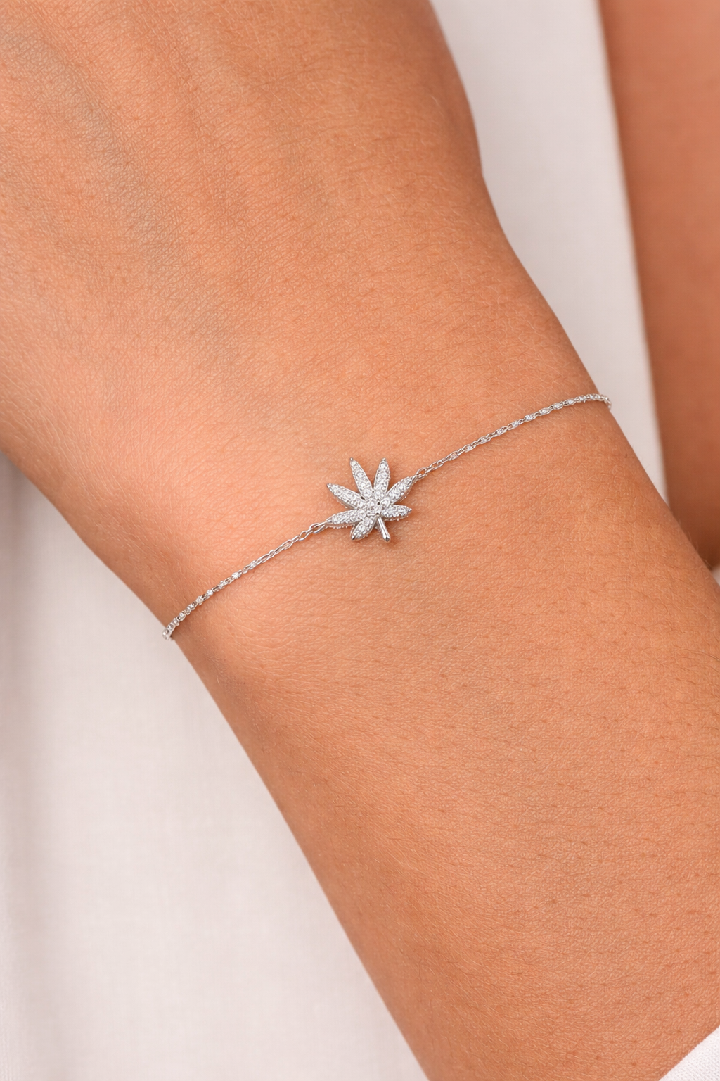 SILVER CANNABIS LEAF BRACELET - Shopthatapp.ca