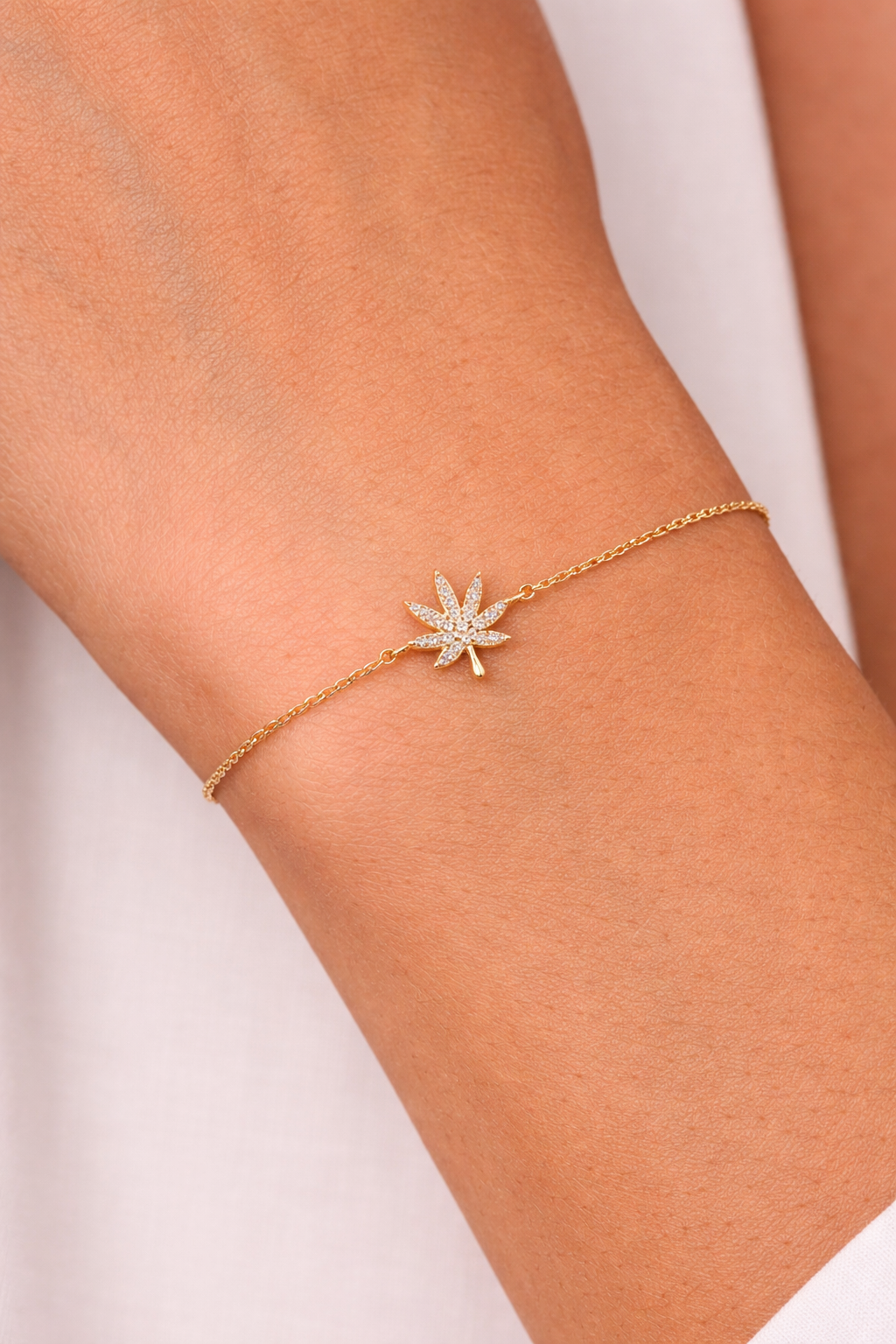 18K GOLD CANNABIS LEAF BRACELET - Shopthatapp.ca