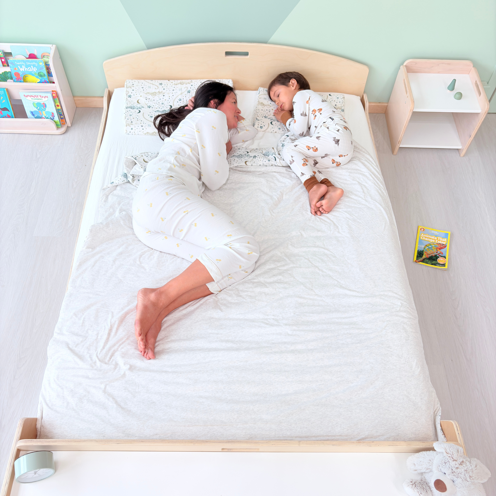 CHERRY FULL - Montessori Floor Bed with Shelves - Shopthatapp.ca