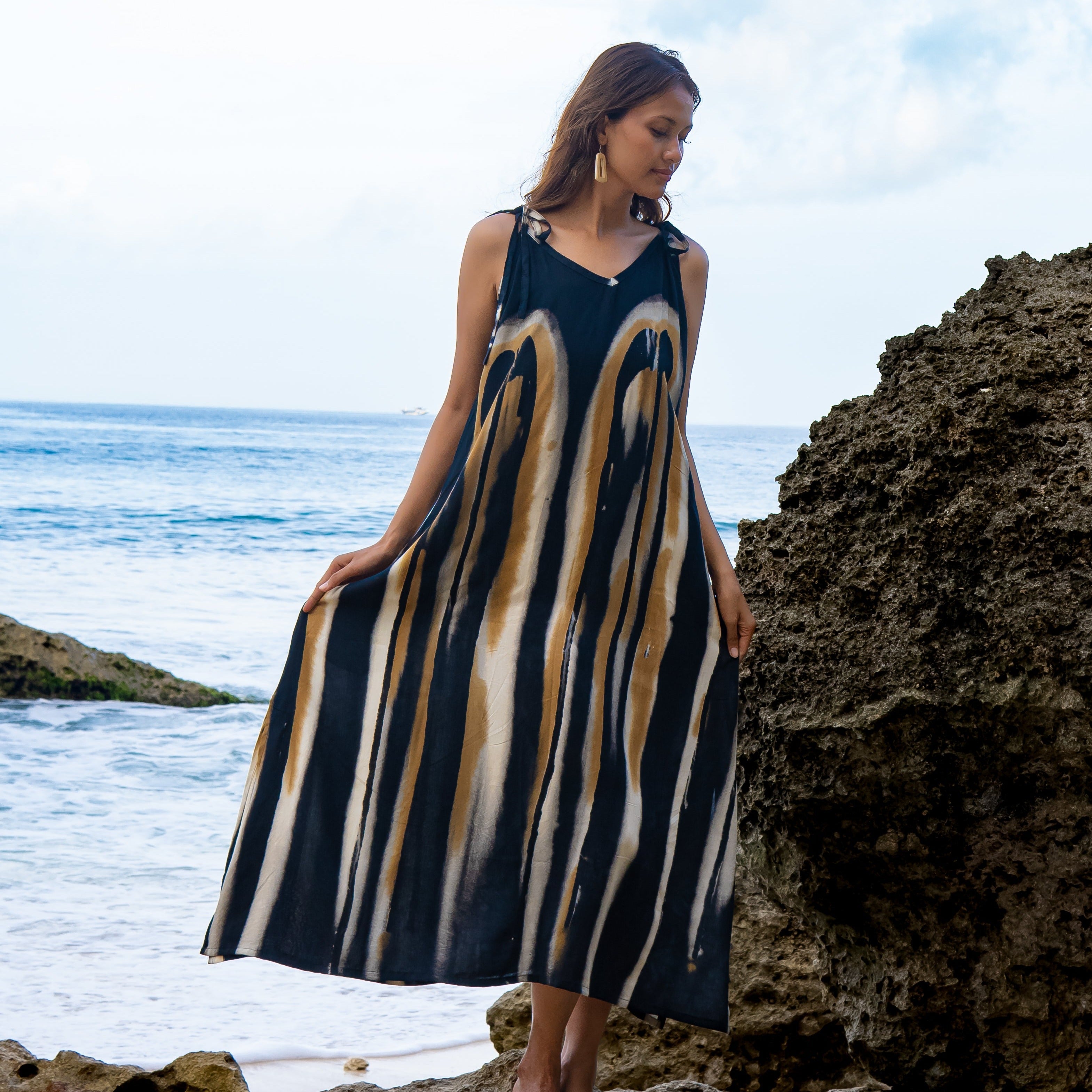 Bold Abstract Tie Dye Dress in Grey & Gold for a Stunning Look - Shopthatapp.ca