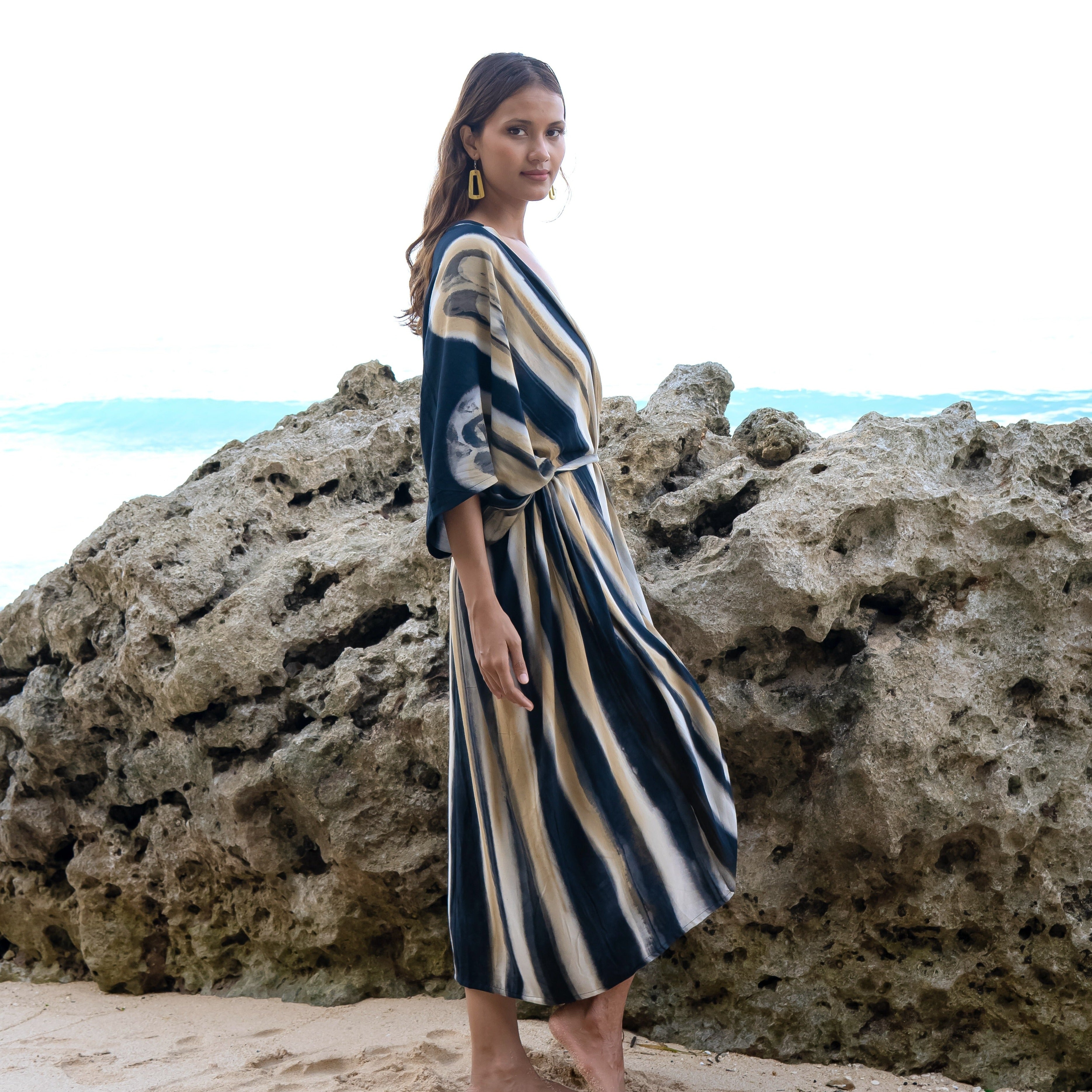 Bold Abstract Tie Dye Kimono in Grey & Gold - Stylish Versatile Fashion Piece - Shopthatapp.ca