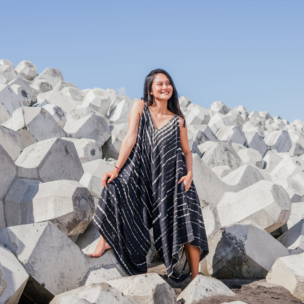 Black and White Tie Dye Romper for Trendy and Versatile Summer Style - Shopthatapp.ca