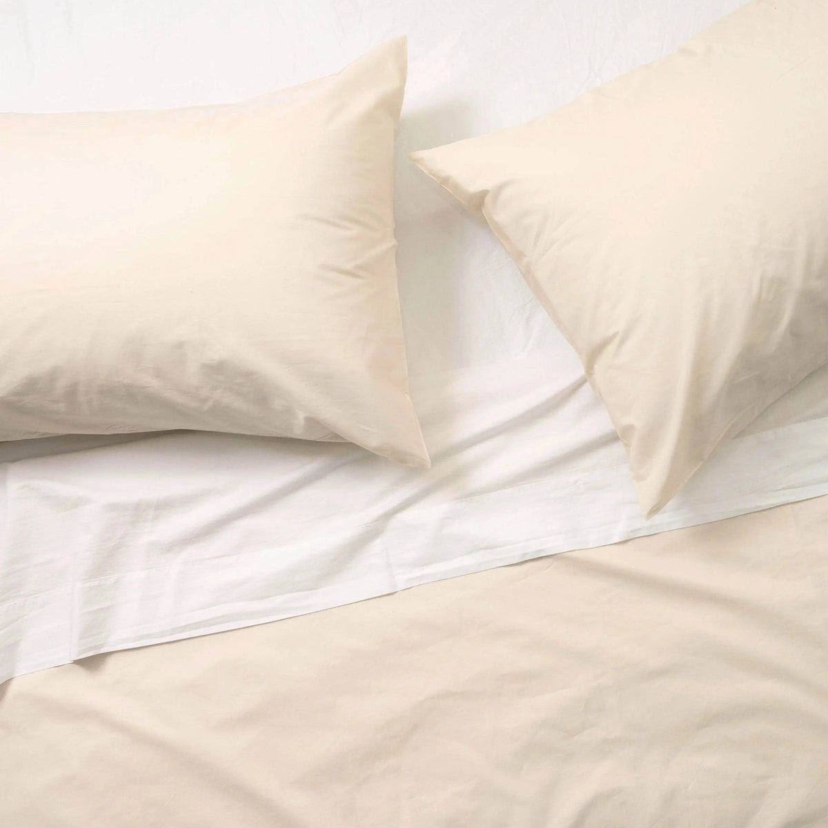 Organic percale duvet cover by Skylark+Owl Canada featuring a crisp, white, and smooth fabric with a stylish, modern design.
