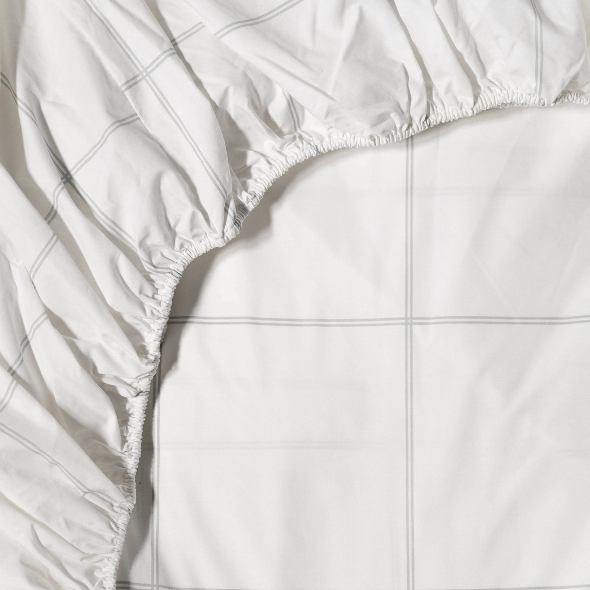 Organic percale fitted sheet from Skylark+Owl Canada, featuring smooth, breathable fabric for comfortable, restful sleep.