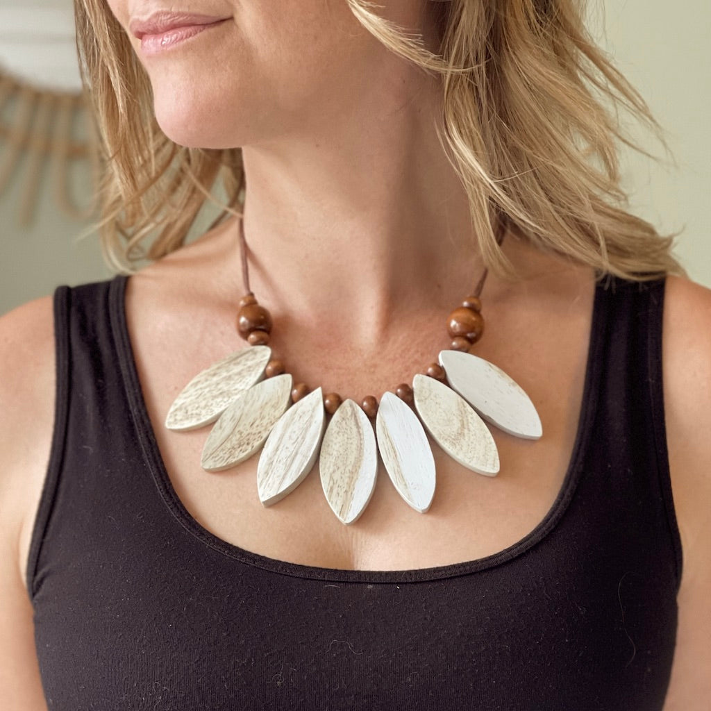 Wooden Petal Necklace - Shopthatapp.ca