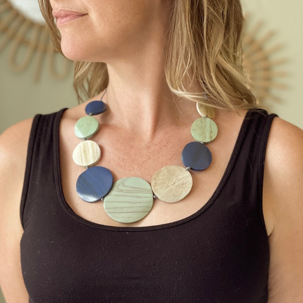 Graduated Wooden Disc Necklace - Shopthatapp.ca