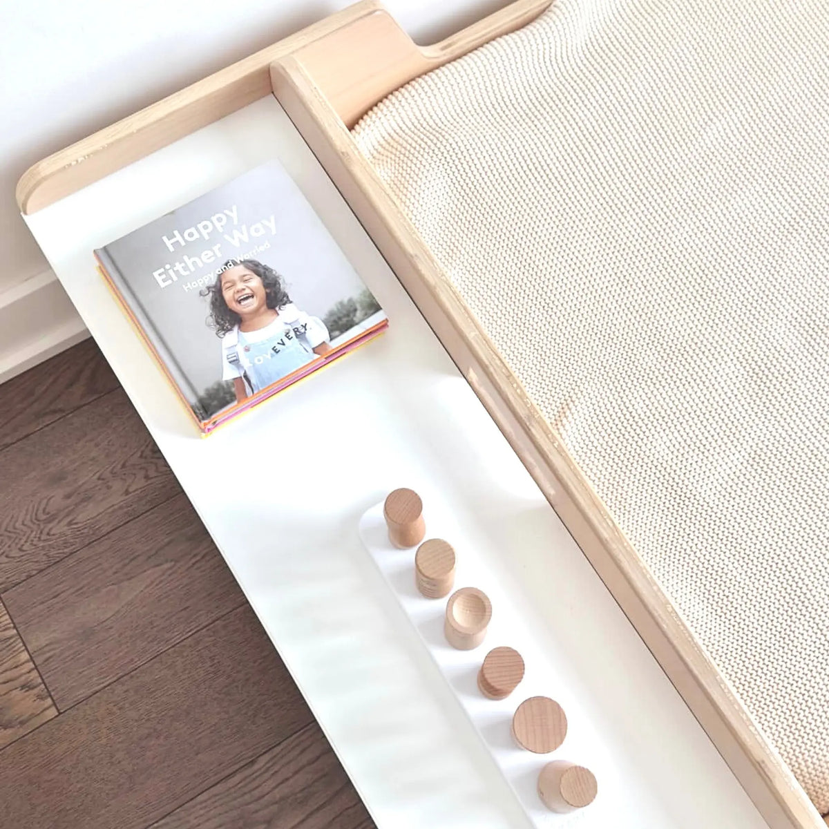 Apple Full Montessori toddler floor bed with built-in shelves, child-friendly furniture by Sapiens Child, designed for safe, easy access.