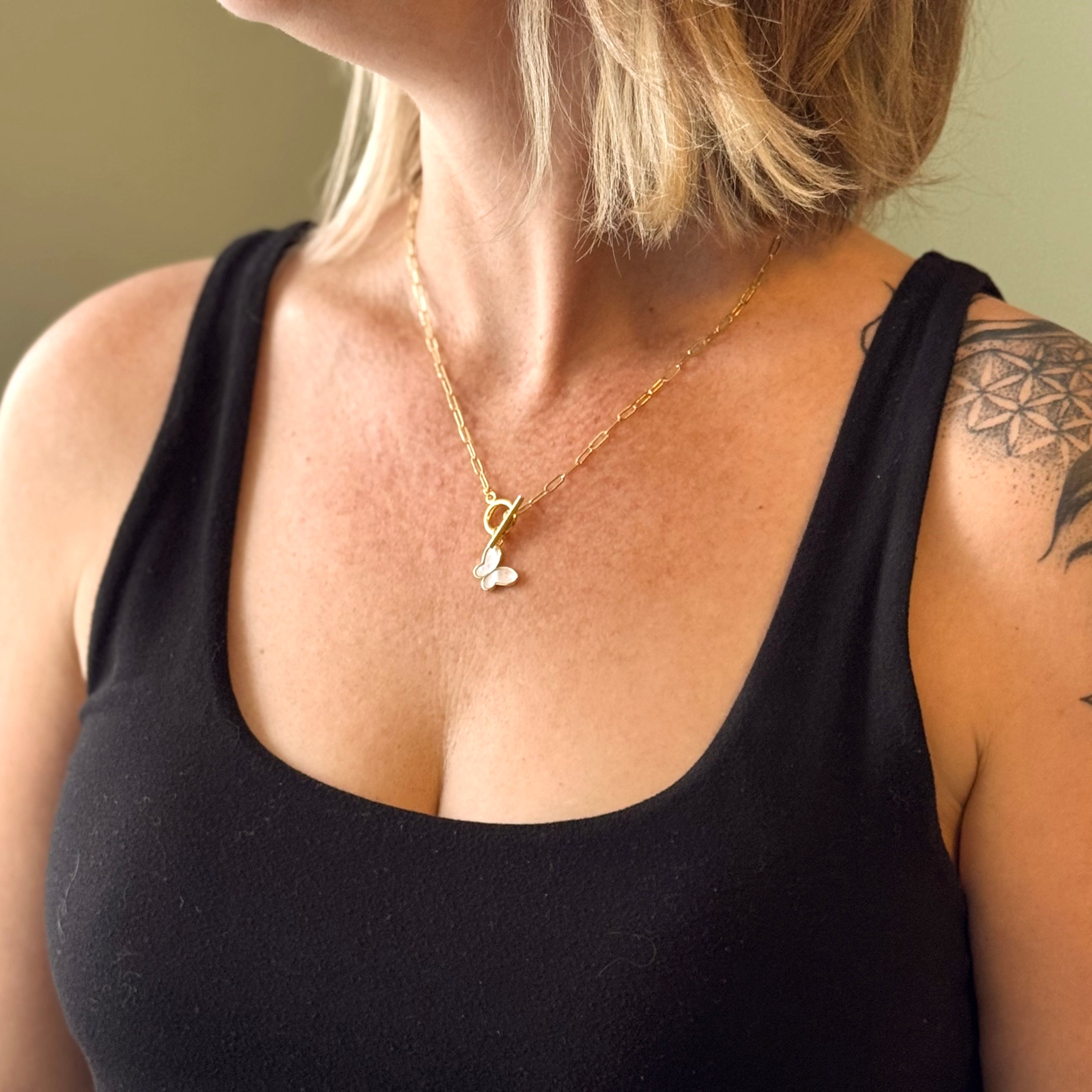 Chainlink Necklace With Mother Of Pearl Charm - Shopthatapp.ca