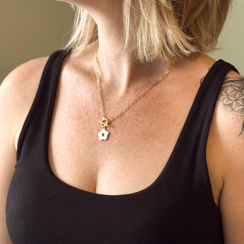 Chainlink Necklace With Mother Of Pearl Charm - Shopthatapp.ca