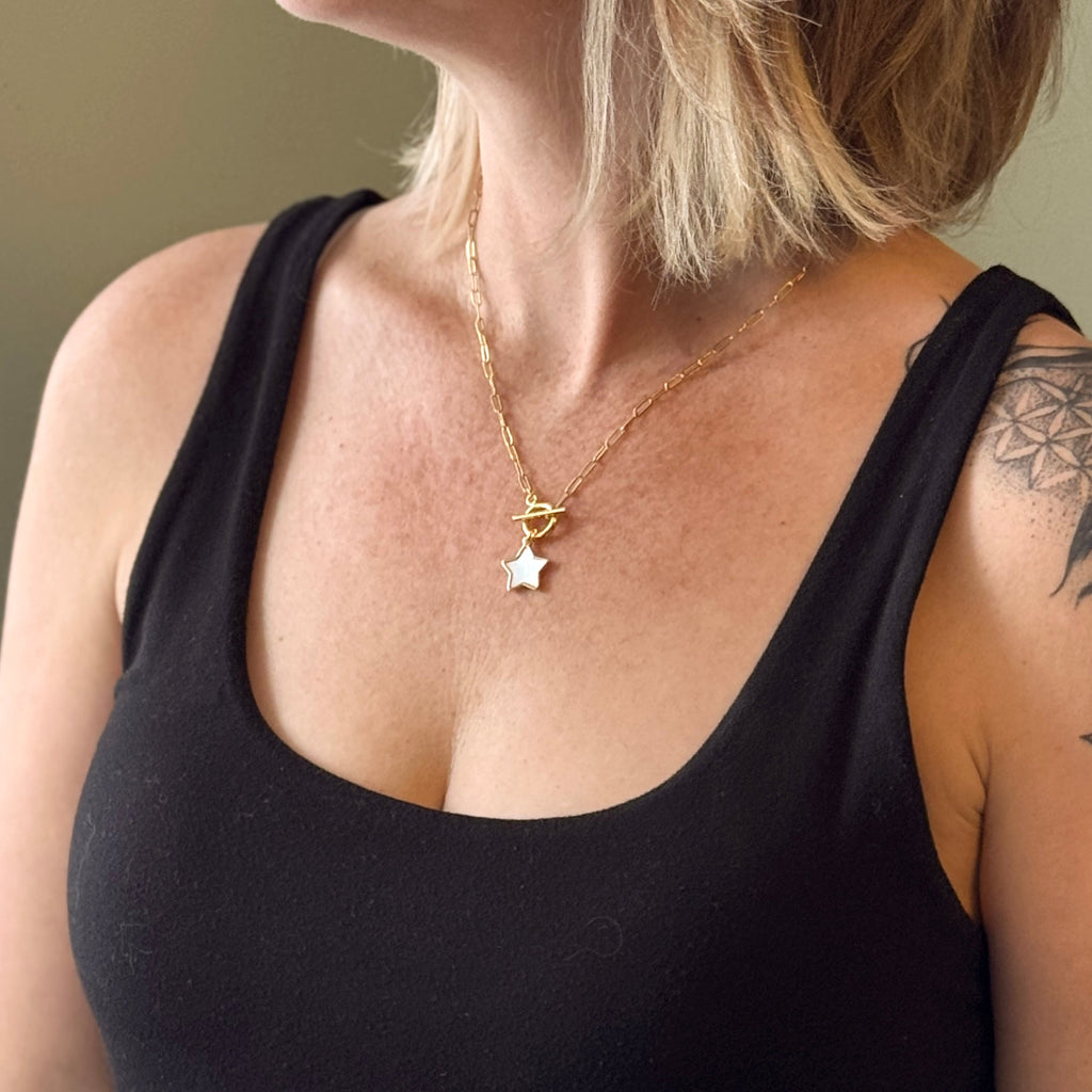 Chainlink Necklace With Mother Of Pearl Charm - Shopthatapp.ca