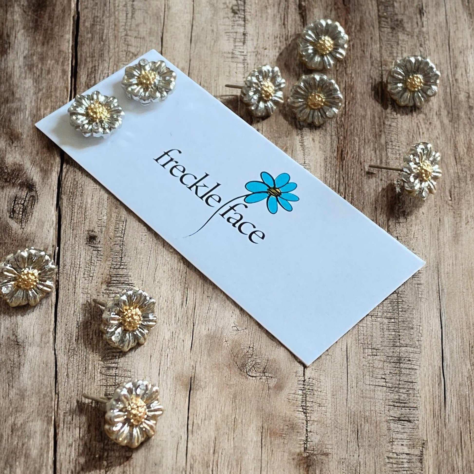 Two Toned Daisy Studs - Shopthatapp.ca