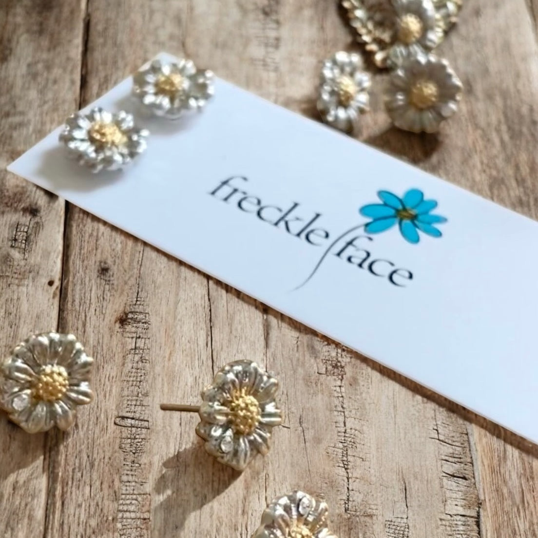 Two Toned Daisy Studs - Shopthatapp.ca