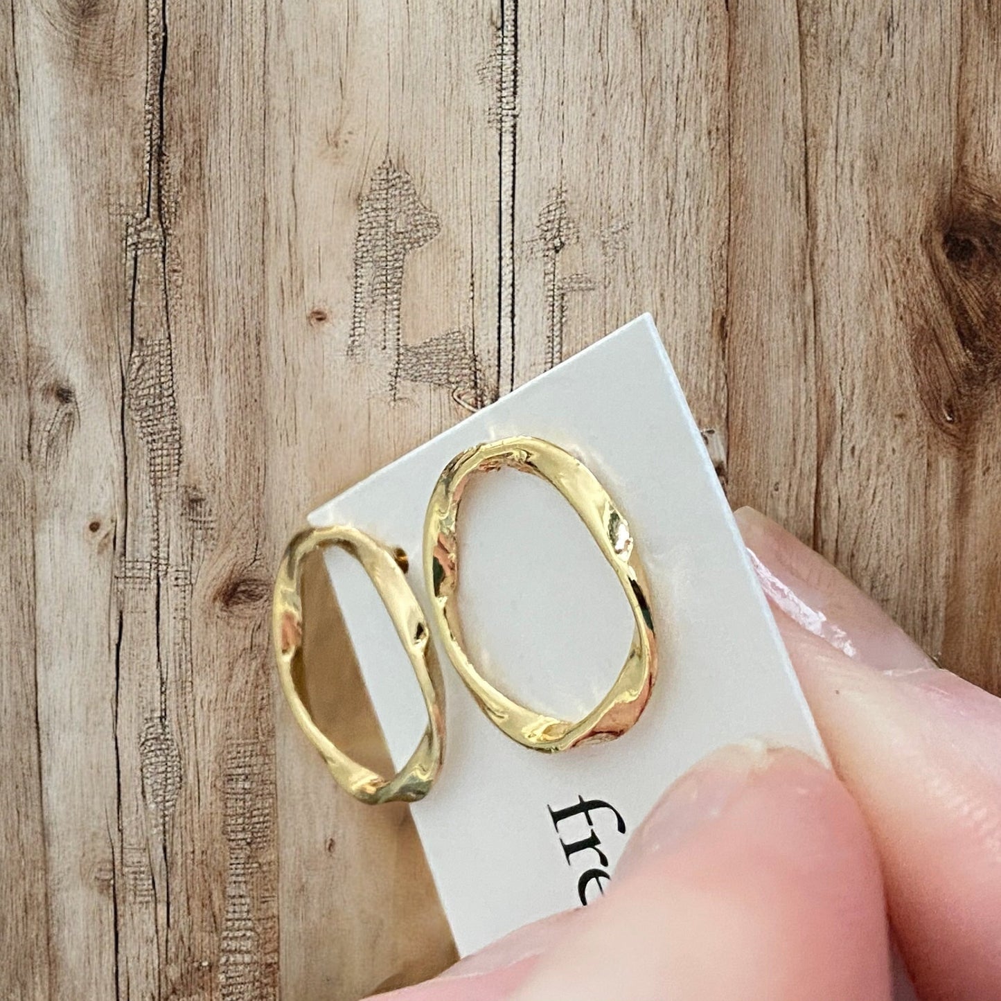 Twisted Circle Stud Earrings – Minimalist Hypoallergenic Studs - Shopthatapp.ca